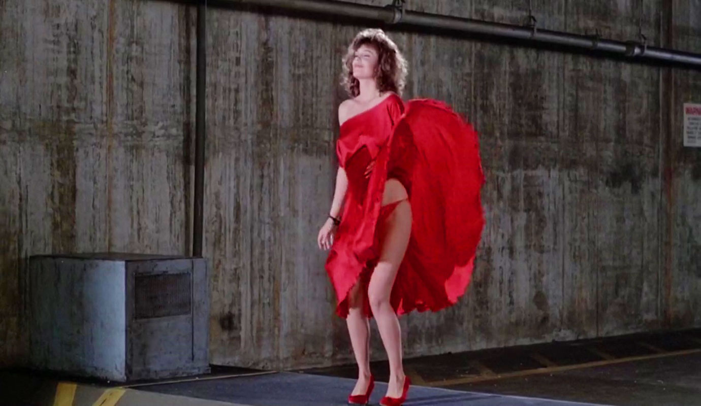 Szenenbild: Kelly LeBrock ist Die Frau in Rot (1984)