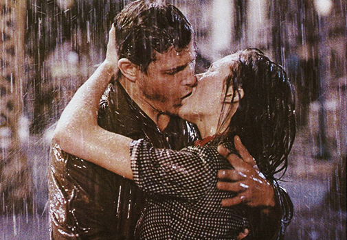 Filmszene: K&uuml;sse im Regen in &bdquo;Streets of Fire&ldquo;