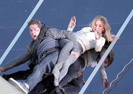 Szenenbild: Shia LaBeouf als Sam und Rosie Huntington-Whiteley als Carly auf der Flucht vor den Decepticons